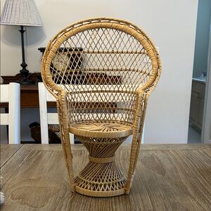 Cute miniature wicker chair for plant or toy
Tiny chair 
Good condition